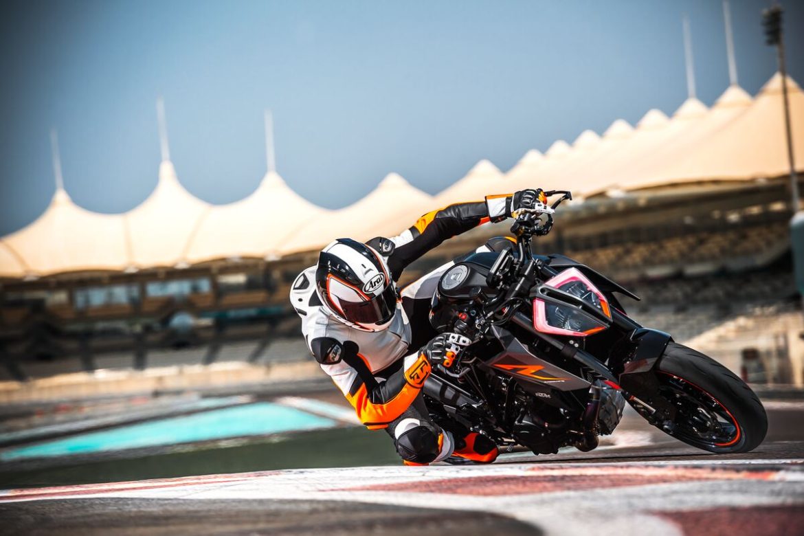 156655_KTM 1290 SUPER DUKE R MY 2017_EU_ Global